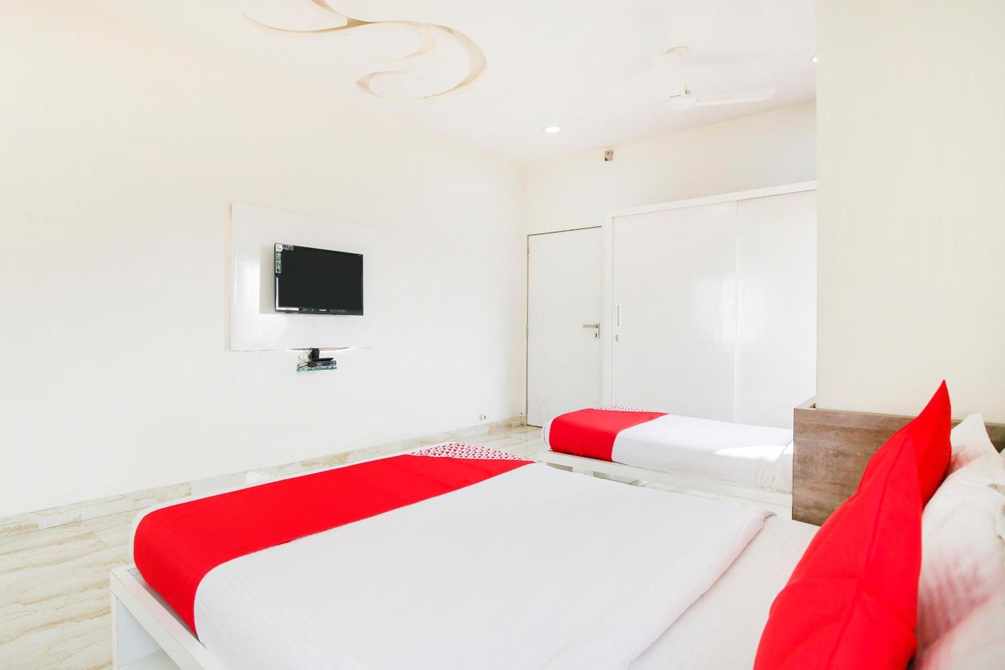 โอโย 68433 ศิวะ วาฏิกา แบงเคว็ต แอนด์ รูม Hotel Bhatha ภายนอก รูปภาพ