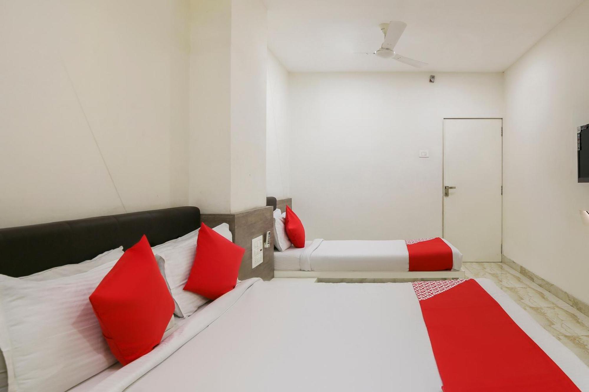 โอโย 68433 ศิวะ วาฏิกา แบงเคว็ต แอนด์ รูม Hotel Bhatha ภายนอก รูปภาพ