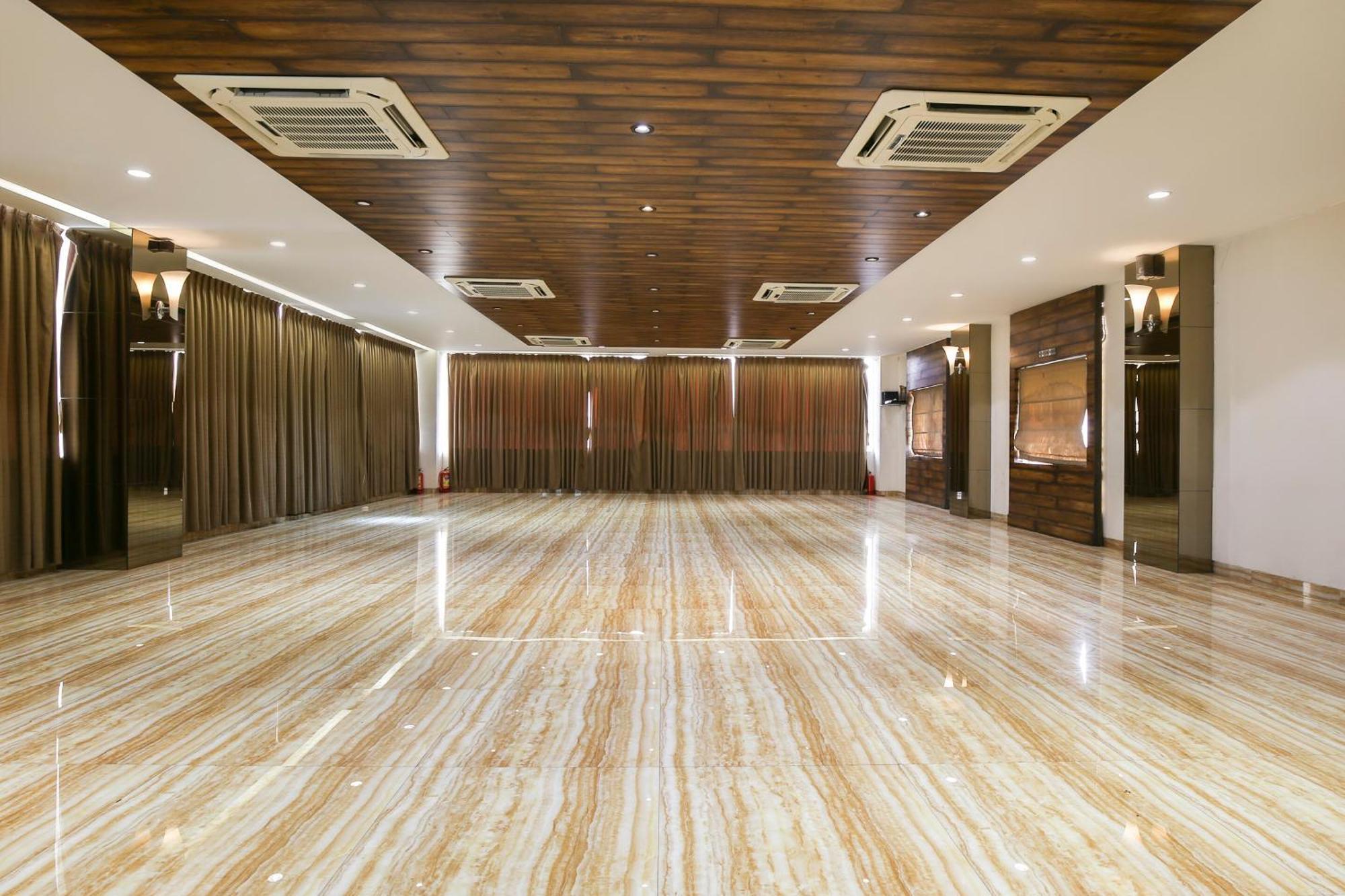 โอโย 68433 ศิวะ วาฏิกา แบงเคว็ต แอนด์ รูม Hotel Bhatha ภายนอก รูปภาพ