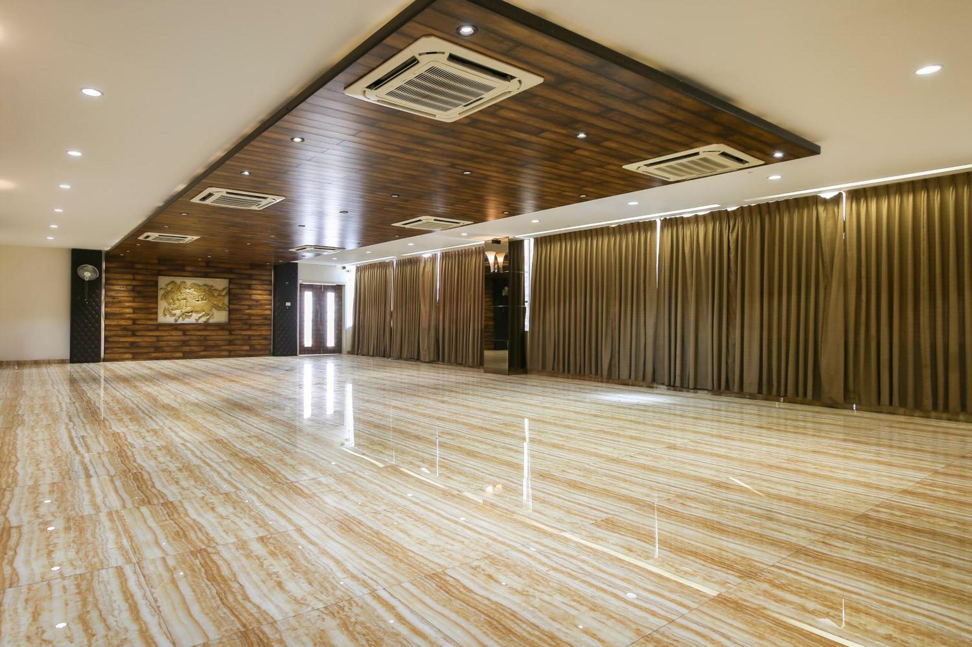 โอโย 68433 ศิวะ วาฏิกา แบงเคว็ต แอนด์ รูม Hotel Bhatha ภายนอก รูปภาพ
